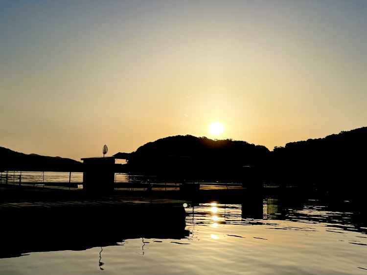 海上釣堀の筏 風景